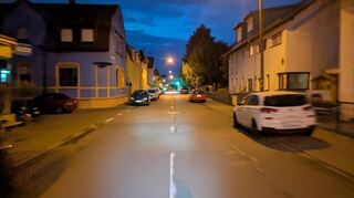 Die Autos in Friedrichsfeld parken oft auf beiden Seiten.Auf der Straße und dem Bürgersteig bleibt dann wenig Platz, wie hier in der Neckarhauser Straße.