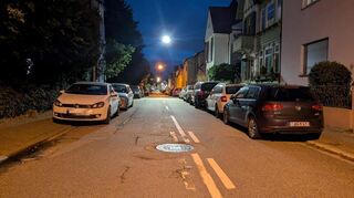Die Autos in Friedrichsfeld parken oft auf beiden Seiten. Auf der Straße und dem Bürgersteig bleibt dann wenig Platz, wie hier in der Neckarhauser Straße.