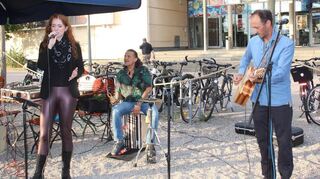 Gitarrist Holger Bläß (r.) hatte mit Thilo Gansloser und Jasmin Perret sowie Lucia Nativo (nicht auf dem Bild) drei musikalische Freunde ins Diaz eingeladen.