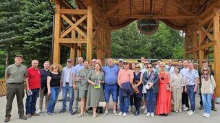 Gruppenfoto mit allen Delegationen vor dem Wisent-Gehege