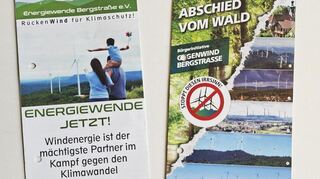 Befürworter (l.) und Gegner der Windenergie in Schriesheim sind Flyer-mäßig für den Wahlkampf zum Bürgerentscheid bestens gerüstet.