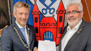 Bürgermeister Stefan Schmutz (l.) zeichnet Gerhard Kleinböck aus.