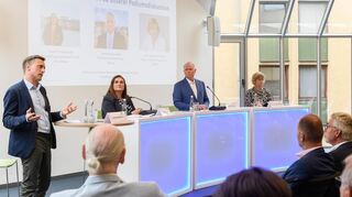 Podiumsdiskussion bei der IHK: MM-Chefredakteur Karsten Kammholz moderierte die Runde mit Isabel Cademartori (SPD-Bundestagsabgeordnete), IHK-Präsident Manfred Schnabel und Andrea Römmele, Professorin für Kommunikation in Politik und Zivilgesellschaft an der privaten Hertie Business School in Berlin.