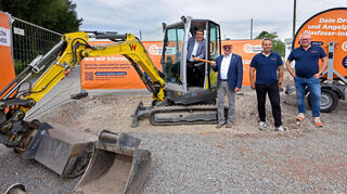 Glasfaserausbau in Schriesheim: Bürgermeister Christoph Oeldorf (im Bagger) und Martin Herkommer von Deutsche GigaNetz geben den offiziellen Startschuss.