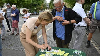 Karl-Heinz Schulz erhält von Franziska Brantner ein Autogramm.