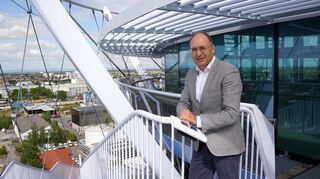Stadtwerke Geschäftsführer Michael Teigeler steht auf der Gastronomie-Ebene des Energiespeichers Heidelberg in 45 Meten Höhe.