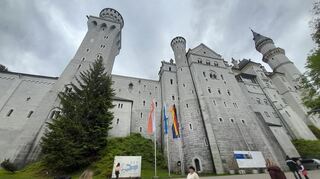 Wenn man direkt vor dem Bauwerk steht, dann weicht sein verspielter Charakter, wird der Anspruch des Bauherrn nach einer Ritterburg offenbar.