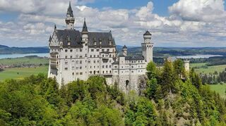 Mittelalterlich anmutende Ritterburg mitten in den bayerischen Bergen: Schloss Neuschwanstein von der Marienbrücke oberhalb der Pöllatschlucht aus gesehen.