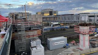 Großbaustelle BBC-Brücke: Teile der Behelfsbrücken für Autos (l.) sowie für Radfahrer und Fußgänger zeigt dieses Bild aus dem Februar.