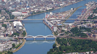 Die Kurt-Schumacher Brücke (hinten) zwischen Mannheim und Ludwigshafen muss saniert werden – die Konrad-Adenauer-Brücke (vorne) sogar komplett ersetzt.