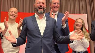Jens Peter Gotter bei der Kandiaten-Kür im Mai in Maudach mit dem rheinland-pfälzischen Ministerpräsident Alexander Schweitzer.