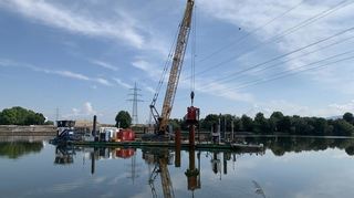Im Neckar haben die Bauarbeiten für einen Brückenpfeiler begonnen. Die Brücke im Zuge der L 597 soll Neckarhausen und Ladenburg miteinander verbinden.