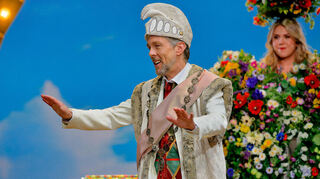 Sängerisch majestätisch: Hans Sachs (Georg Zeppenfeld) mit Eva (hinten: Christina Nilsson) auf der Festwiese.