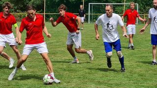 Spieler des Fhc (rot-weiß) bei einem Vorrundenspiel gegen den FC Generationswechsel. Der Fhc ist der überraschende Gewinner des Torpedo Cups.