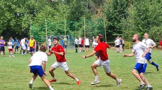 Das Vorrundenspiel des Fhc (rot-weiß) gegen FC Generationswechsel endete noch 2:2. Später gewann der Fhc das gesamte Turnier.
