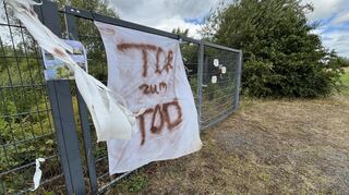 Plakat am Eingang zum Versickerungsbecken: Manche Bürger verleihen ihrem Ärger mit drastischen Mitteln Ausdruck.