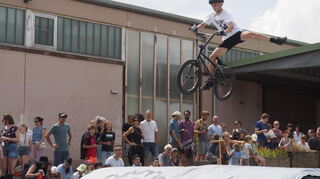 Milon (11) fuhr mit seinem BMX-Rad schnell auf eine Rampe zu, schwebte kurz über den Köpfen der Zuschauer, streckte dabei noch lässig ein Bein heraus und landete gekonnt rund drei Meter tiefer.