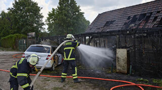 Die Feuerwehr löscht das Feuer beim Kaninchenzuchtverein in Bürstadt.