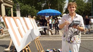 Live-Painting von Timi Rößing inmitten des bunten Festtreibens vor der Christuskirche.