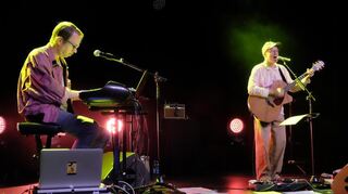 Song-Poet und hellsichtiger Indie-Pop-Melancholiker: PeterLicht (r.) und Mitmusiker Benedikt Filleböck im Heidelberger Karlstorbahnhof.