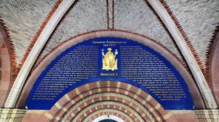 In der Speyerer Domvorhalle ist das Banner der Bürgerprivilegien zu sehen.