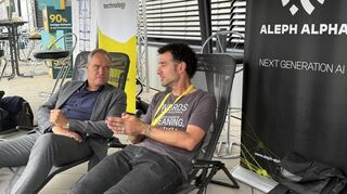 Heidelbergs Oberbürgermeister Eckart Würzner (links) mit Sven J. Körner von Aleph Alpha auf der KI-Konferenz am vergangenen Freitag im Innovation Park.