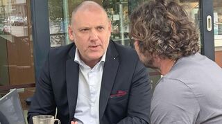 Joachim Paul, OB-Kandidat der AfD in Ludwigshafen, im Gespräch mit MM-Redakteur Stephan Alfter. „Ich habe ein Multi-Kulti-Café gewählt“, so Paul zu Beginn des Treffens.