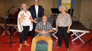 Vom Vorstand des Trägervereins Gemeinschaftszentrum Jungbusch gabe es zum Abschied eine Relaxing-Liege als Präsent: Jutta Lindner (links, Caritasverband Mannheim), Alexander Manz (Awo Mannheim), Michael Scheuermann und Maura Lucci (Bewohnerverein Jungbusch).