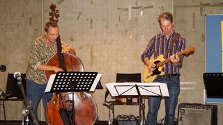 Musikalische Akzente bei der Abschiedsfeier für Michael Scheuermann setzen Matthias Debus (links) und Steffen Roßkopf.