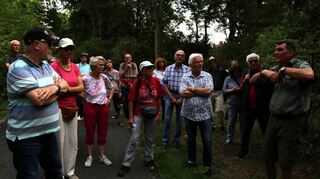 Die Zuhörer verfolgen die Aussagen von Tobias Schüpfeling.