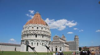 Das Ensemble auf der Piazza de Miracoli, bestehend aus Taufkirche (v. l.), Dom und Turm. Von weitem sieht der gar nicht so schief aus . . .