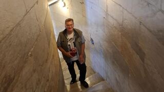 Recherche vor Ort: Autor Konstantin Groß im Turm-Inneren.