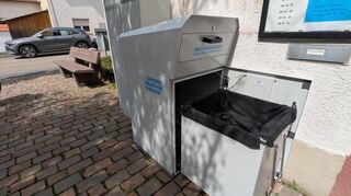 Unten im Rückgabe-Schrank befindet sich ein Korb mit Rollen. Er ist gepolstert, um die Bücher beim Aufprall zu schützen.