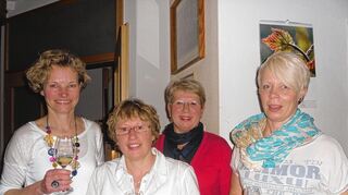 <p>Astrid Spies (l.) und ihre freundlichen Kolleginnen, die bei der ersten Frauen-Wein-probe der WG für die Bewirtung und die Informationen gesorgt haben.</p>