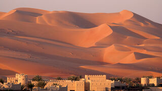 Wahiba Sands: Eine gewaltige Sandwüste im Osten des Landes mit goldfarbenen Dünen.