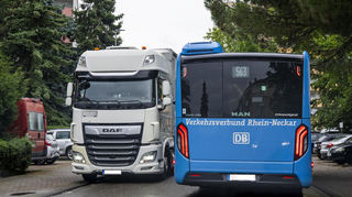 Spätestens, wenn ein Bus durch die Paul-Egell-Straße fährt, wird es eng auf der beinahe durchweg parallel zur B39 verlaufenden Straße. Dass eigentlich für Lkw ein Durchfahrtverbot gilt, beeindruckt nicht alle Fahrer, wie diese Aufnahme von Mittwochmorghen zeigt.
