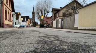 Die Beindstraße in Heddesheim wird saniert, der Kanal erneuert. Eine farblich markierte Fußgängerquerung im Bereich der Alten Schule (rechts) lehnt die Verkehrsbehörde ab.