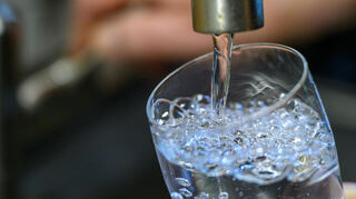 Damit sauberes Trinkwasser aus der Leitung fließt, müssen die Rohre einwandfrei sein. Heddesheim tauscht in der Beindstraße jetzt alte Leitungen aus.
