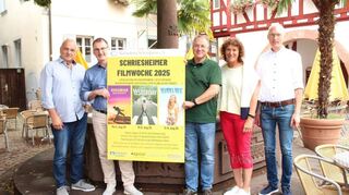 Bieten der Stadt erstmals eine Filmwoche: der Pressesprecher des Kulturkreises Schriesheim, Dieter Weitz, der Zweite Vorsitzende Christian Glocker, Schatzmeister Henning von Eicke, die Erste Vorsitzende Gabriele Mohr-Nassauer und Andreas Knoth vom Kaffeehaus vor dem Stadtbrunnen.