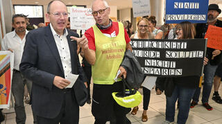 OB Christian Specht spricht mit Teilnehmern der Demoaktion vor dem Ratssaal.