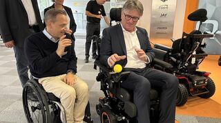 Michael Kröner (l.), Mitarbeiter im Produktmanagement bei Sunrise Medical in Malsch, zeigt Manne Lucha einen Hightech-Rollstuhl.