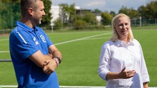 Hessens Sportministerin Diana Stolz im Austausch mit FVH-Vorstandsmitglied Alexander Krämer.