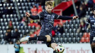Abwehrspieler Lukas Klünter führt den SV Waldhof in der neuen Saison asl Kapitän aufs Feld.