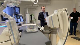 Nils Rathmann, Leitender Oberarzt für Minimalinvasive Therapie, zeigt eine Roboter-Assistenz für CT- und MRT-Interventionen