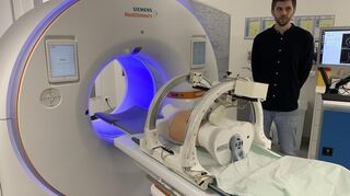 Lukas Kuntz zeigt den supermodernen Computertomographen, auf den sie im Klinikum sehr stolz sind