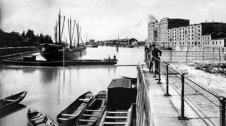 Blick vom stadtseitigen Ende des Mühlauhafens auf das Ostufer mit Gebäuden der Mannheimer Lagerhausgesellschaft um 1900. Fotos von der Einweihung gibt es nicht.