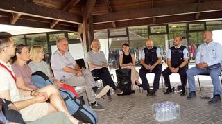 Abschluss der Aktionswoche Spielplätze im Jungbusch: Quartiermanager Michael Scheuermann (4. v. l.) im Gespräch mit Stadträten, Polizei und Verwaltung