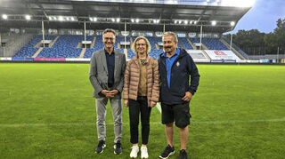 Bürgermeister Ralf Eisenhauer, Projektleiterin Christina Lepold und Stadiontechniker Andreas Mrusek bei der Inbetriebnahme der neuen Flutlichtanlage im Mannheimer Carl-Benz-Stadion.