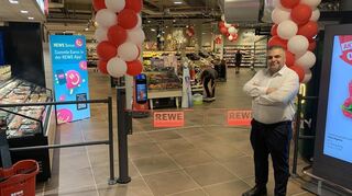 Stolzer Inhaber: Sahin Karaaslan in seinem neuen Supermarkt auf Spinelli. Es ist bereits sein sechster Rewe. "Der Neueste ist immer mein Liebster", sagt er.