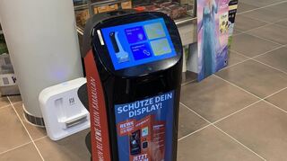 Lisa, der Bedien-Roboter, führt einen zum gesuchten Produkt ans Regal.